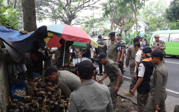 Petugas Gabungan Tertibkan Lapak PKL dan Parkir Liar di Sejumlah Wilayah Kota Batu
