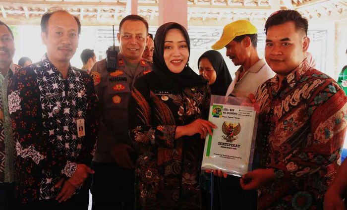 Bupati Mojokerto Bagikan 783 SHM ke Warga Ngarjo Bupati Mojokerto Bagikan 783 SHM ke Warga Ngarjo