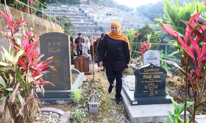 Ziarah ke Makam PMI Korban Covid-19 dari Jatim di Hong Kong, Gubernur Khofifah Bangunkan Batu Nisan