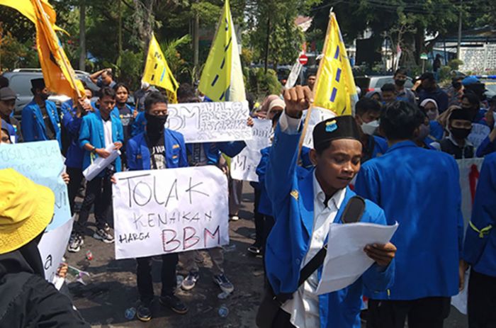 Tolak Kenaikan Harga BBM, PMII Ngawi Gelar Demo di Depan Gedung DPRD