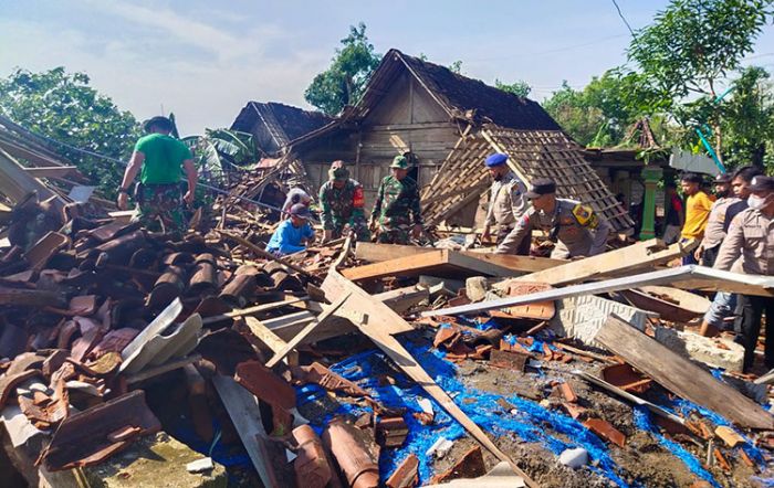 Usai Diterjang Puting Beliung, TNI-Polri dan Warga di Ngawi Gotong Royong Bantu Korban Terdampak