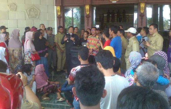 Desak PT Jasatama Ditutup, Ratusan Warga Geruduk Kantor Bupati Gresik Desak PT Jasatama Ditutup, Ratusan Warga Geruduk Kantor Bupati Gresik
