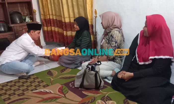 Ini yang Dilakukan Gus Barra saat Kunjungi Penderita Kaki Gajah di Desa Karangasem Ini yang Dilakukan Gus Barra saat Kunjungi Penderita Kaki Gajah di Desa Karangasem