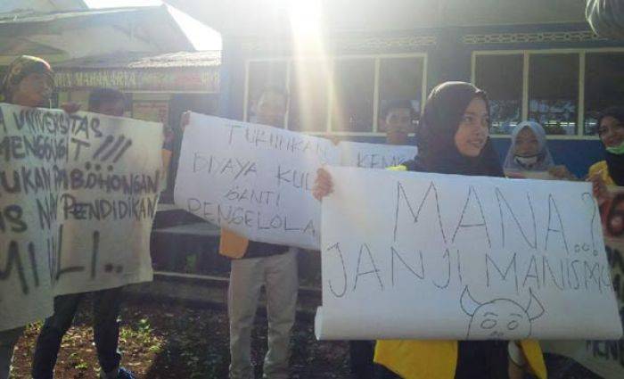 Mahasiswa UT Tuban Demo Pengelola, Promosi Dinilai tak Sesuai dengan Kenyataan Mahasiswa UT Tuban Demo Pengelola, Promosi Dinilai tak Sesuai dengan Kenyataan