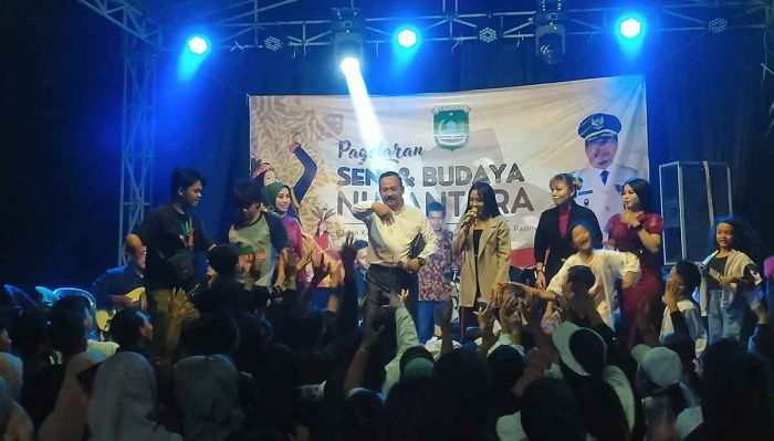 Kunjungi Pagelaran Seni, Anggota DPRD Kabupaten Pasuruan ini Disambut Simpatisan Kunjungi Pagelaran Seni, Anggota DPRD Kabupaten Pasuruan ini Disambut Simpatisan