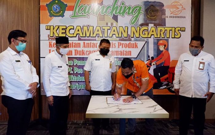 Luncurkan "Kecamatan Ngartis", Pemkab Sidoarjo Antar KTP dan KK ke Rumah Pemohon Luncurkan "Kecamatan Ngartis", Pemkab Sidoarjo Antar KTP dan KK ke Rumah Pemohon
