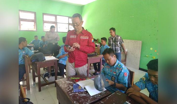 Razia, Polisi Temukan 41 HP Milik Siswa di Situbondo Berisi Konten Pornografi Razia, Polisi Temukan 41 HP Milik Siswa di Situbondo Berisi Konten Pornografi