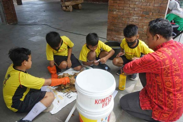 Motivasi Agen Peduli Lingkungan, Ketua TP PKK Kota Kediri: Sejak Kecil Ajarkan Perilaku Minim Sampah Motivasi Agen Peduli Lingkungan, Ketua TP PKK Kota Kediri: Sejak Kecil Ajarkan Perilaku Minim Sampah