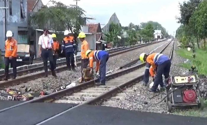 Masuki Musim Hujan, PT KAI Daop 9 Jember Lakukan Pengecekan Perlintasan Masuki Musim Hujan, PT KAI Daop 9 Jember Lakukan Pengecekan Perlintasan