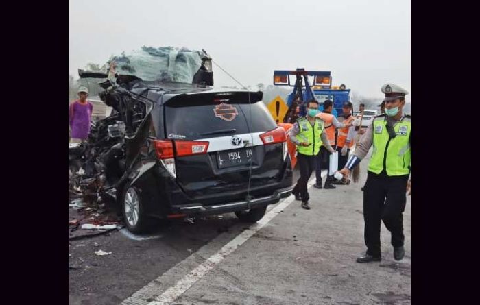 Kecelakaan Maut di Tol Sumo: Kijang Innova Seruduk Truk, 5 Korban Tewas