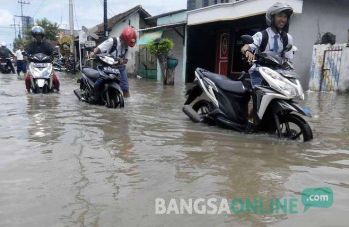 Banjir Terjang Sidoarjo (3), BPBD Minta Warga Antisipasi Korban Jiwa dan Amankan Dokumen Penting Banjir Terjang Sidoarjo (3), BPBD Minta Warga Antisipasi Korban Jiwa dan Amankan Dokumen Penting