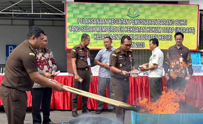Kejari Kabupaten Kediri Musnahkan Barang Bukti Inkracht Kejari Kabupaten Kediri Musnahkan Barang Bukti Inkracht