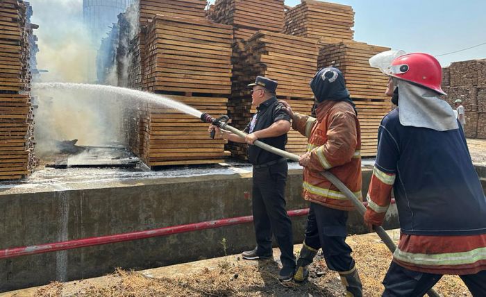 Pabrik Kayu di Gresik Dilalap Api, 2 Karyawan Luka Bakar Pabrik Kayu di Gresik Dilalap Api, 2 Karyawan Luka Bakar