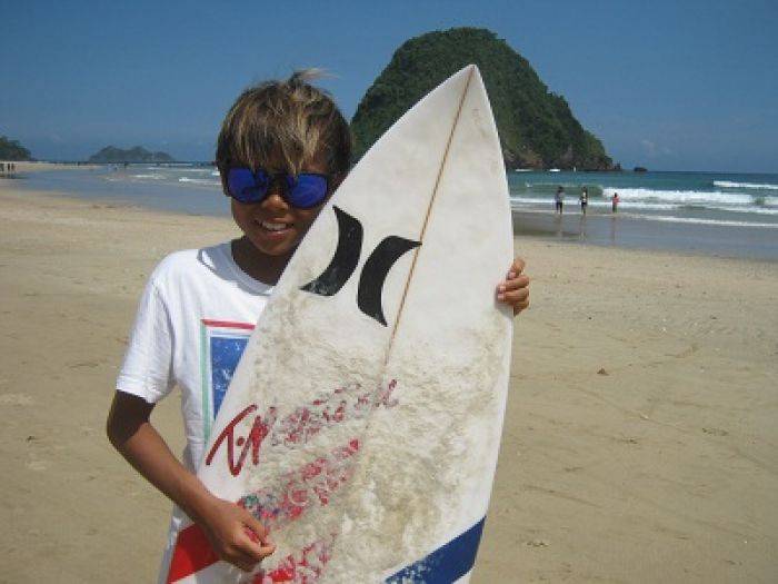 Surfer Muda Juarai International Surfing Competition Dua Kali