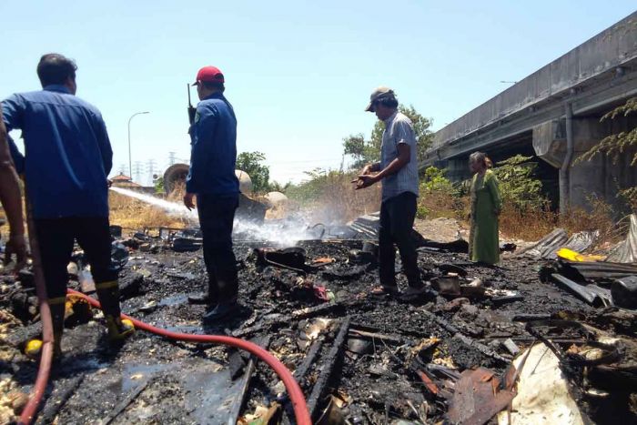 Bangunan Semi Permanen di Bawah Tol Kedungturi Sidoarjo Ludes Terbakar Bangunan Semi Permanen di Bawah Tol Kedungturi Sidoarjo Ludes Terbakar