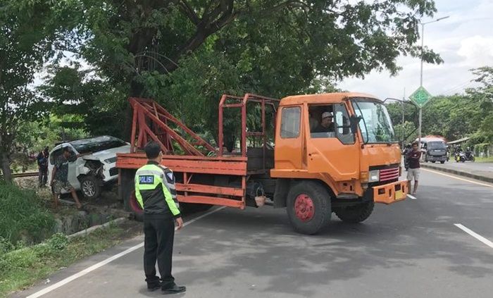 Diseruduk Truk, Mobil Suzuki Ertiga di Sidoarjo Terpental hingga Lewati Gorong-Gorong