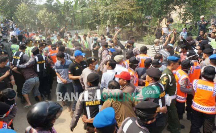 Eksekusi Rumah untuk Jalan Tol Joker di Kesamben Ricuh, Warga Ancam Bunuh Diri Eksekusi Rumah untuk Jalan Tol Joker di Kesamben Ricuh, Warga Ancam Bunuh Diri