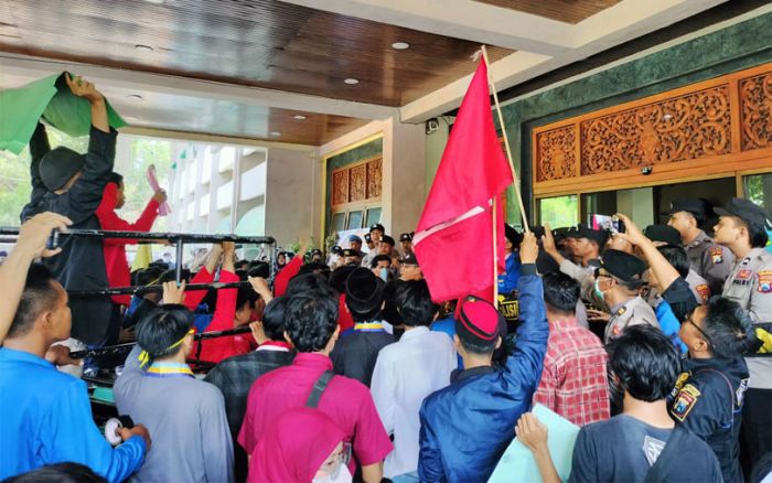 Aksi Saling Dorong dan Penyegelan Pintu Masuk Warnai Demo Mahasiswa di Kantor Pemkab Bangkalan