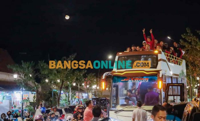 Sambut Kunjungan Bupati Ngawi, Bupati Gresik Ajak Naik Bus Tingkat Lihat Keindahan Bandar Grisse Sambut Kunjungan Bupati Ngawi, Bupati Gresik Ajak Naik Bus Tingkat Lihat Keindahan Bandar Grisse