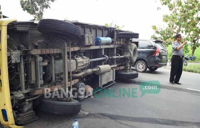 Ban Terperosok di Lubang Jalan, Truk Terguling di Jalur Nasional Jombang Ban Terperosok di Lubang Jalan, Truk Terguling di Jalur Nasional Jombang