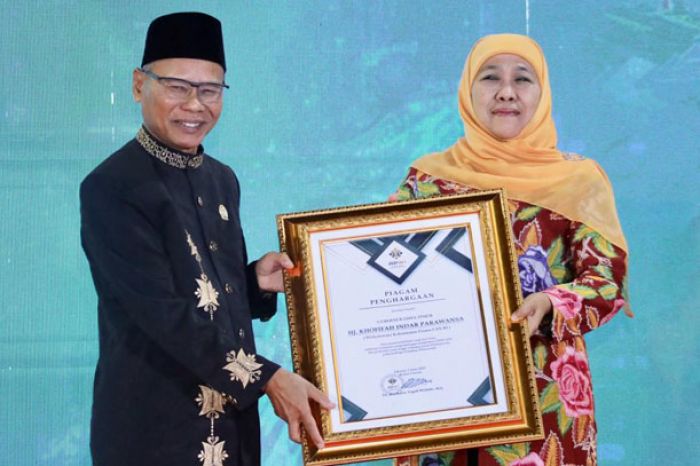 Gubernur Khofifah Raih Penghargaan dari DPP APWI atas Kontribusi Pengembangan Kompetensi SDM ASN Gubernur Khofifah Raih Penghargaan dari DPP APWI atas Kontribusi Pengembangan Kompetensi SDM ASN