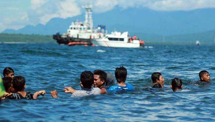 Lambung Kapal Bocor: 27 Truk Tenggelam di Selat Bali, Data Penumpang Simpang Siur Lambung Kapal Bocor: 27 Truk Tenggelam di Selat Bali, Data Penumpang Simpang Siur