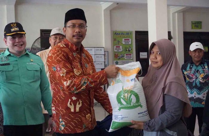 Bupati Sidoarjo Serahkan Bantuan Beras 10 Kg untuk 93.635 Keluarga