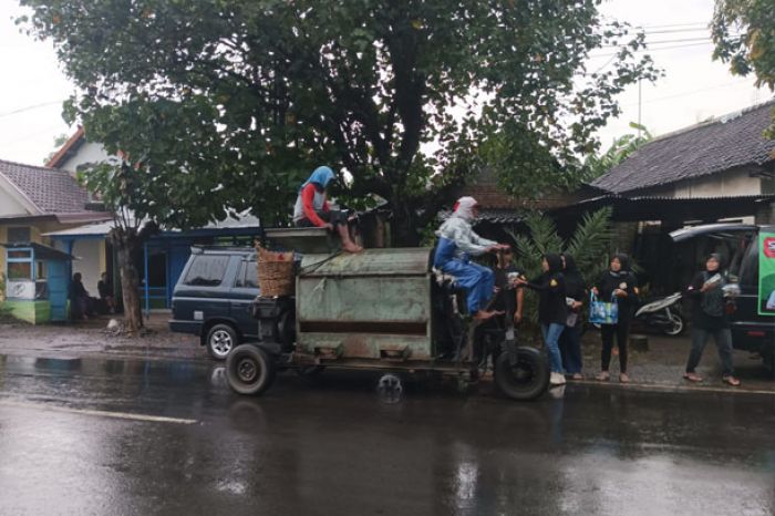 Relawan Siber Kediri Bagi-Bagi Takjil Kepada Pengguna Jalan