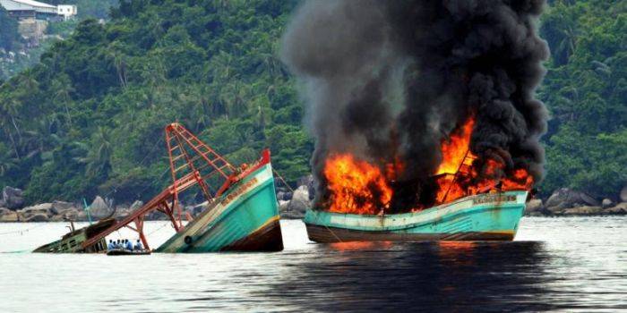 Melanggar, TNI Tenggelamkan Tiga Kapal Asing 