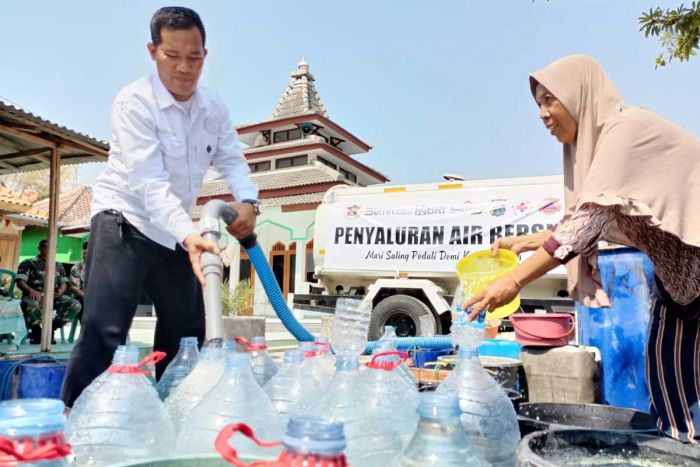 Gandeng Stakeholder, PWI Tuban Salurkan 100 Ribu Liter Air Bersih untuk Warga Terdampak Kekeringan