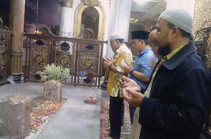 Kepala BNN dan Kapolres Bangkalan Nyekar Bersama ke Maqbaroh Syaichona Kholil Kepala BNN dan Kapolres Bangkalan Nyekar Bersama ke Maqbaroh Syaichona Kholil