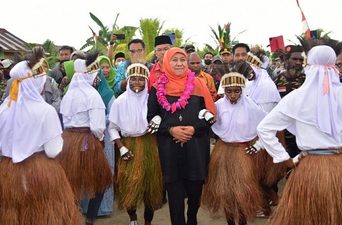 Kunjungi Maibo, Gubernur Khofifah Siap Jadi Ibu Asuh Anak-Anak yang Mau Bersekolah di Jatim