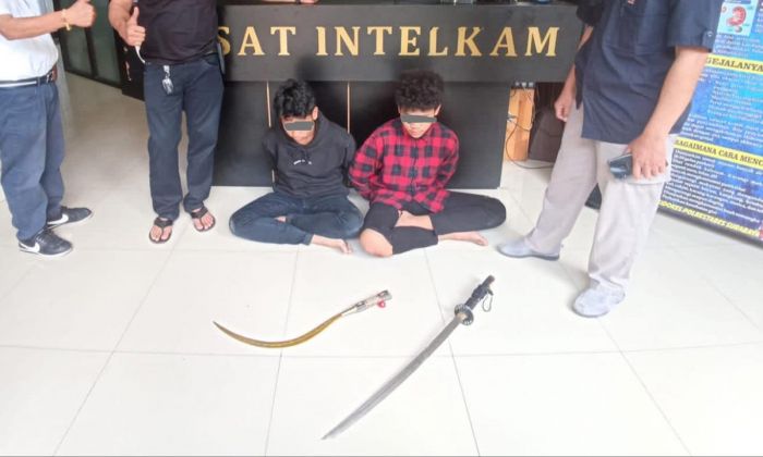Aksi Gengster di Surabaya Makin Nekat, Nyaris Tabrak Polisi Sambil Bawa Celurit dan Samurai