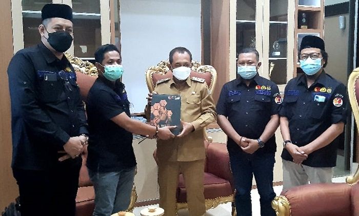 ​Bawaslu Kota Surabaya Serahkan Laporan Hasil Pengawasan Pilkada 2020 ke Pemkot dan DPRD