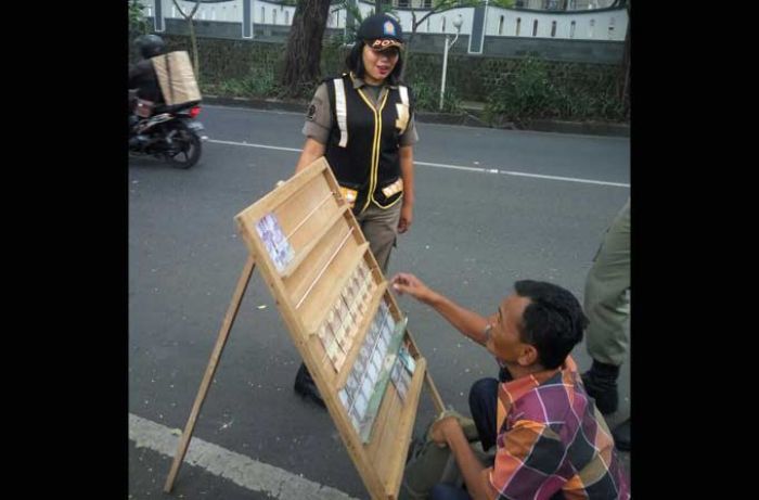 Satpol PP Kota Malang Obrak Penjual Jasa Penukaran Uang di Pinggir Jalan