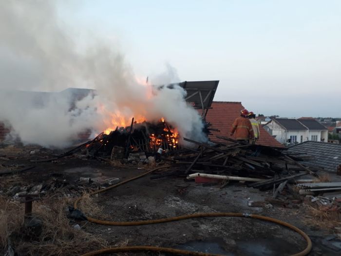 Tumpukan Kayu di Gedung Sekolah SMK Wijaya Sukodono Sidoarjo Terbakar, Guru dan Siswa Berhamburan Tumpukan Kayu di Gedung Sekolah SMK Wijaya Sukodono Sidoarjo Terbakar, Guru dan Siswa Berhamburan