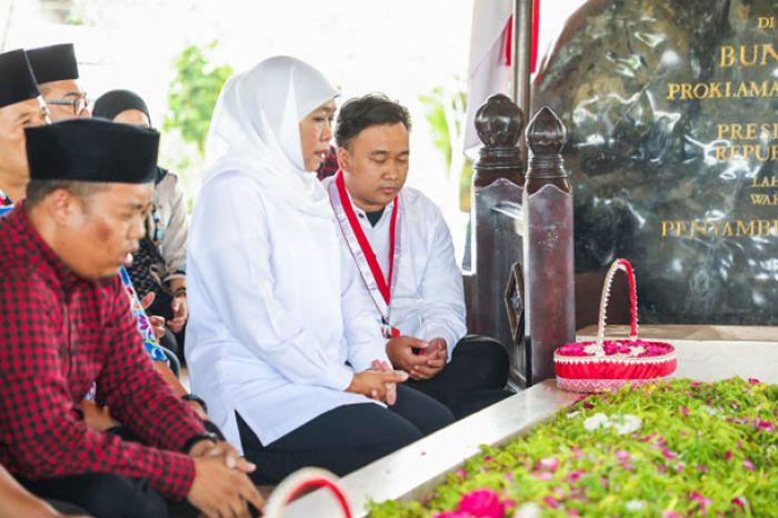 Gubernur Khofifah Ziarah ke Makam Bung Karno Bersama Pimpinan Mahasiswa Cipayung Plus Jawa Timur