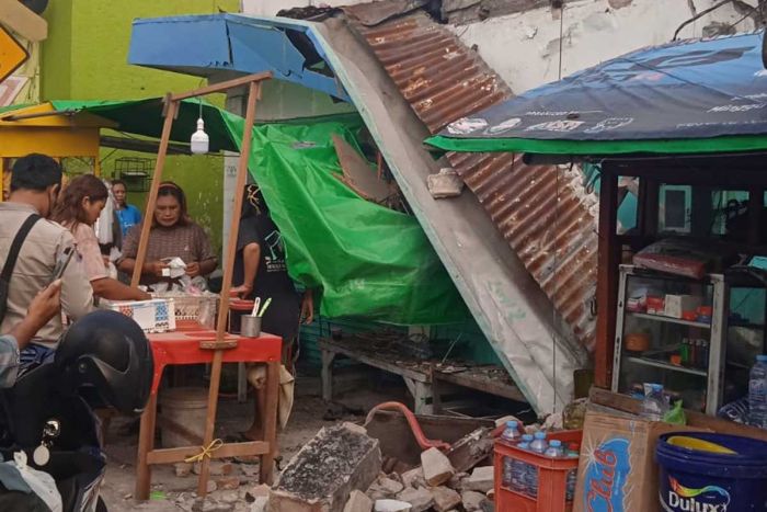 Gempa 6,8 SR, Dua Rumah di Surabaya Ambruk