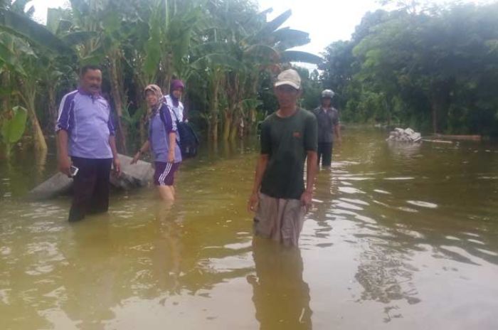 Jemput Bola, Dinkes Bojonegoro Datangi Korban Banjir yang Terisolir