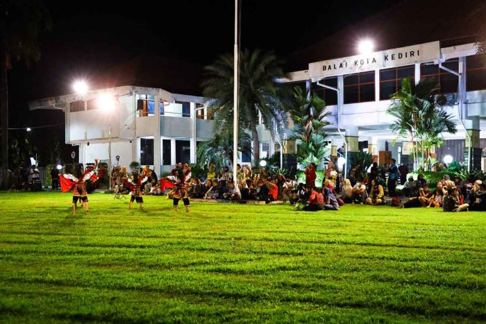 Balai Kota Performance Art, Ajang Tunjukkan Kreasi Seluruh Seniman di Kota Kediri Balai Kota Performance Art, Ajang Tunjukkan Kreasi Seluruh Seniman di Kota Kediri