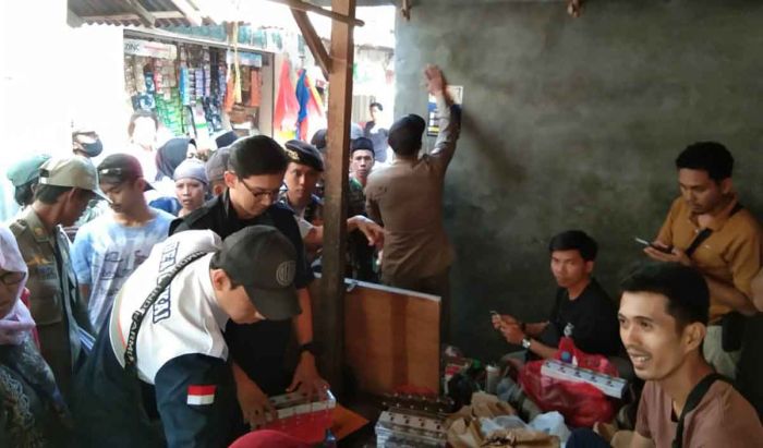 Satgas Bea Cukai Gempur Rokok Ilegal pada Sejumlah Pasar di Bangkalan Satgas Bea Cukai Gempur Rokok Ilegal pada Sejumlah Pasar di Bangkalan
