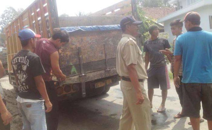 Geram Lantaran Sebabkan Jalan Rusak, Warga Desa Sumberasri Blitar Sweeping Truk Pasir