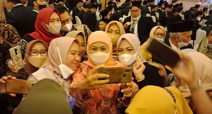 Gubernur Khofifah Terharu saat Hadiri Wisuda SMP-SMA Khadijah Surabaya