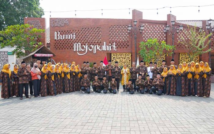 Wali Kota Mojokerto Lepas Kafilah MTQ Jatim 2023 Wali Kota Mojokerto Lepas Kafilah MTQ Jatim 2023