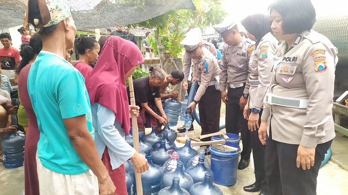 Satlantas Polres Jombang Salurkan Ribuan Liter Air Bersih di Kabuh