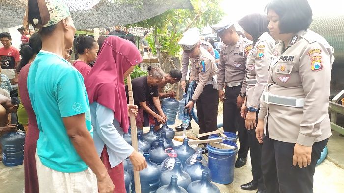Satlantas Polres Jombang Salurkan Ribuan Liter Air Bersih di Kabuh Satlantas Polres Jombang Salurkan Ribuan Liter Air Bersih di Kabuh