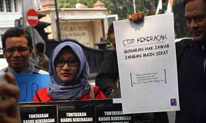 Kecam Teror di Lumajang, Puluhan Wartawan di Malang Gelar Aksi di Balai Kota