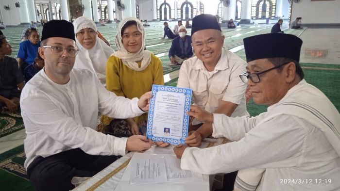 Penasaran dengan Islam,  Warga Australia dan Korea Masuk Islam di Masjid Al-Akbar Surabaya