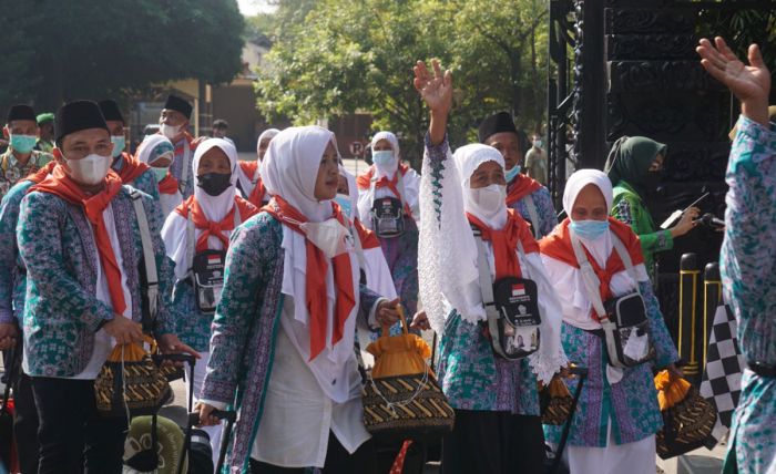 Berangkatkan CJH, Bupati Anna Titip Doa Bojonegoro Zero Covid-19