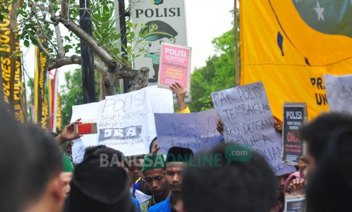 Bentuk Solidaritas, PMII dan HMI Bojonegoro Gelar Aksi Hingga Salat Ghaib di Polres